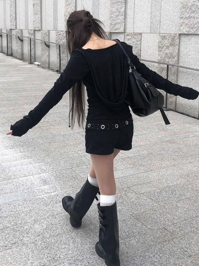 簍空鉚釘扣帶牛仔短褲